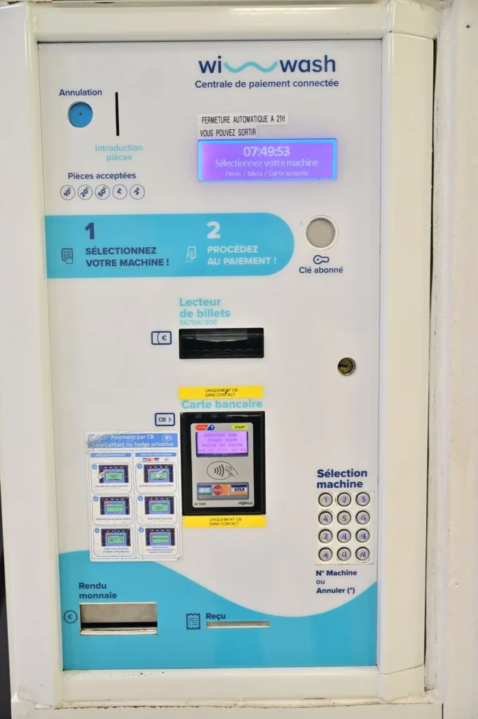 La centrale de paiement Wi-wash avec lecteur de billets et terminal sans contact