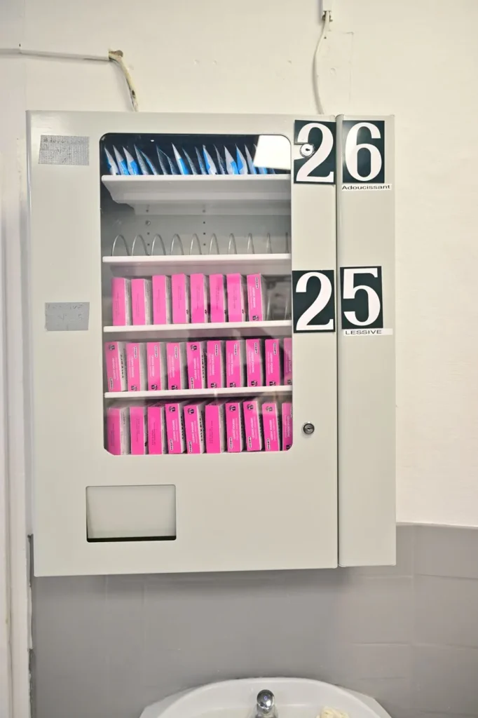 Le distributeur de lessive et d'adoucissant, numéros 25 et 26