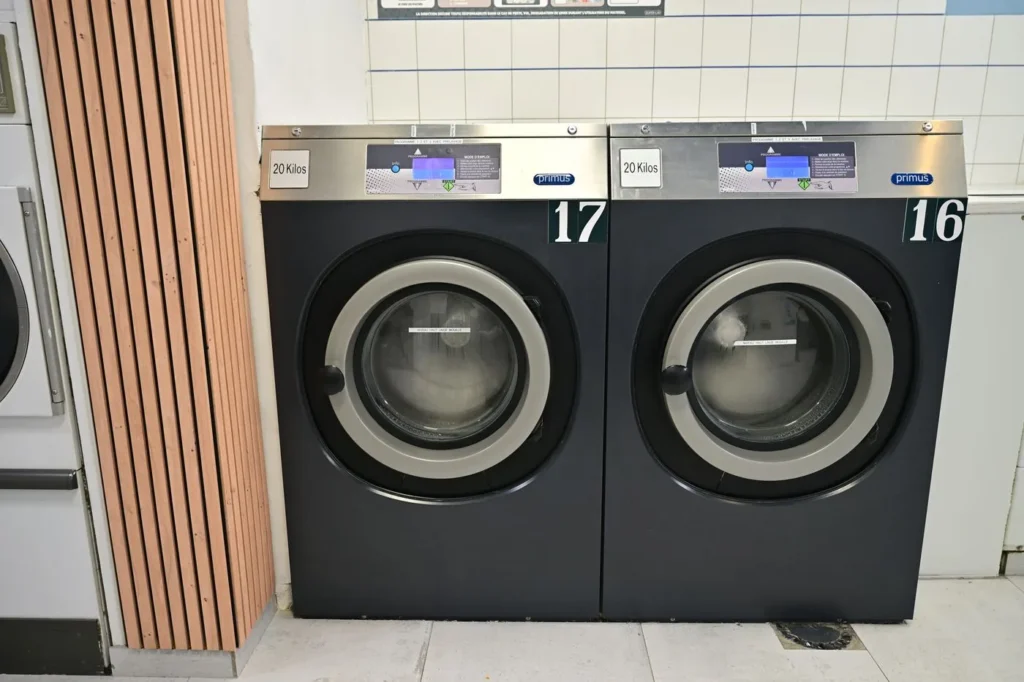 Deux grandes machines numéros 16 et 17, à côté d'un mur en lattes de bois