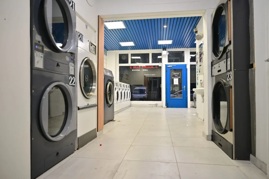 L'intérieur de la laverie Lavomatique, avec ses lave-linges et sèche-linges