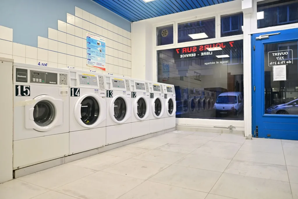 La rangée de lave-linges blancs le long de la vitrine