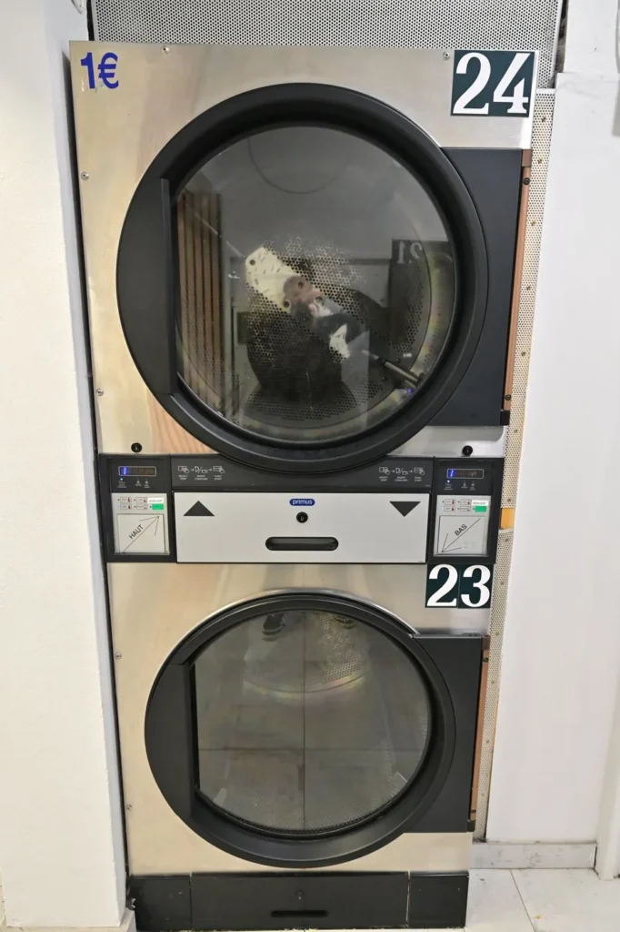 Deux sèche-linges inox superposés, numéros 23 et 24, prix 1 €